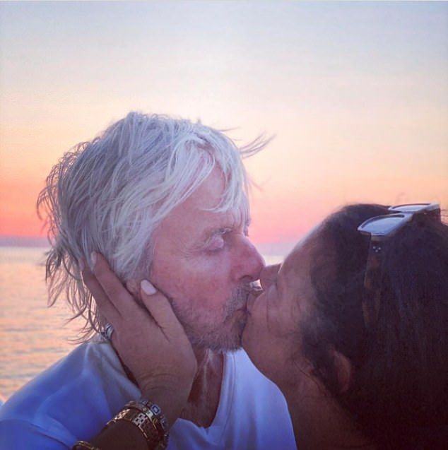 泽塔琼斯献吻庆祝20周年,76岁道格拉斯满头白发,闭眼享受