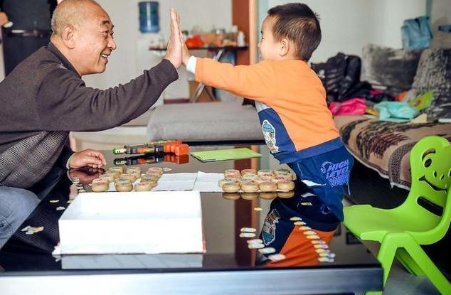 孩子调皮超市打碎罐头，工作人员的做法太到位，奶奶更是值得学习