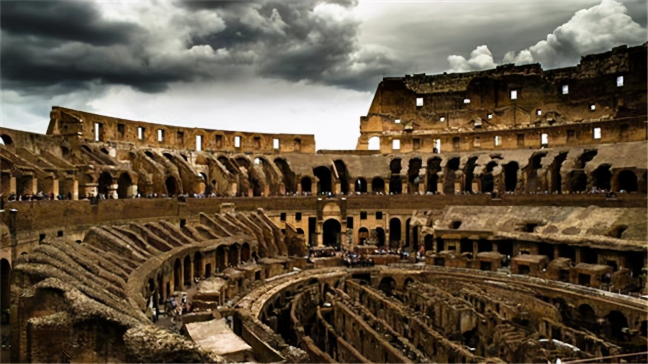 当古罗马被传染病*躏蹂**时，王公贵族避之不及，宗教趁机做了救世主