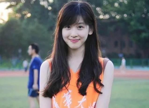 章泽天跟世界首富合影,章泽天从网红到最年轻富豪