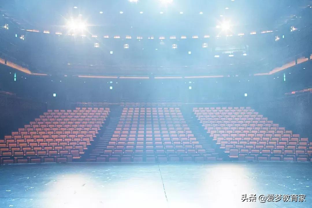 亚洲最狂野女导演,一年出3部新片,半个演艺圈为她站台