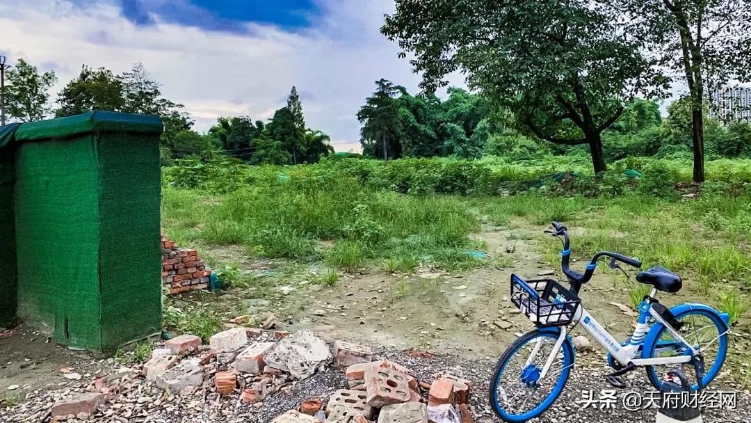 繁华VS荒凉,成都光华大道“真空地带”下的城市奇观