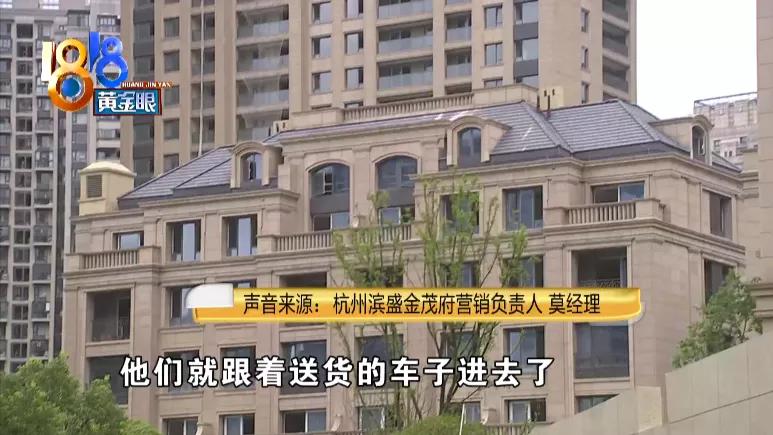 一家三口旅游回来发现自家门锁,一家三口被锁门外