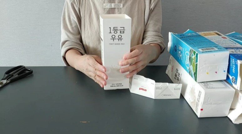 竖牛奶箱怎么改造收纳盒,纯牛奶盒子可以做成什么收纳