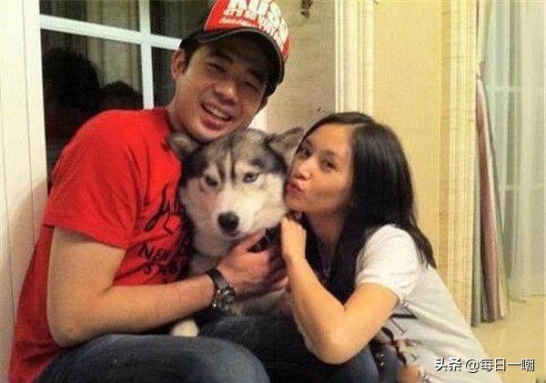 王子文高铁脚踩小桌,王子文道歉脚踩高铁桌板