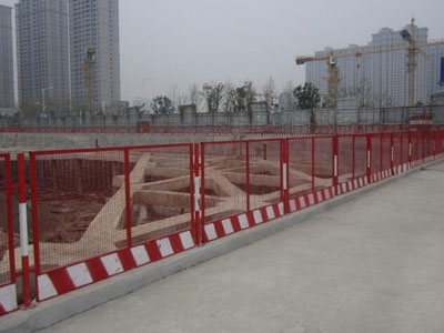 塔吊被台风吹得快速旋转,塔吊随大风旋转