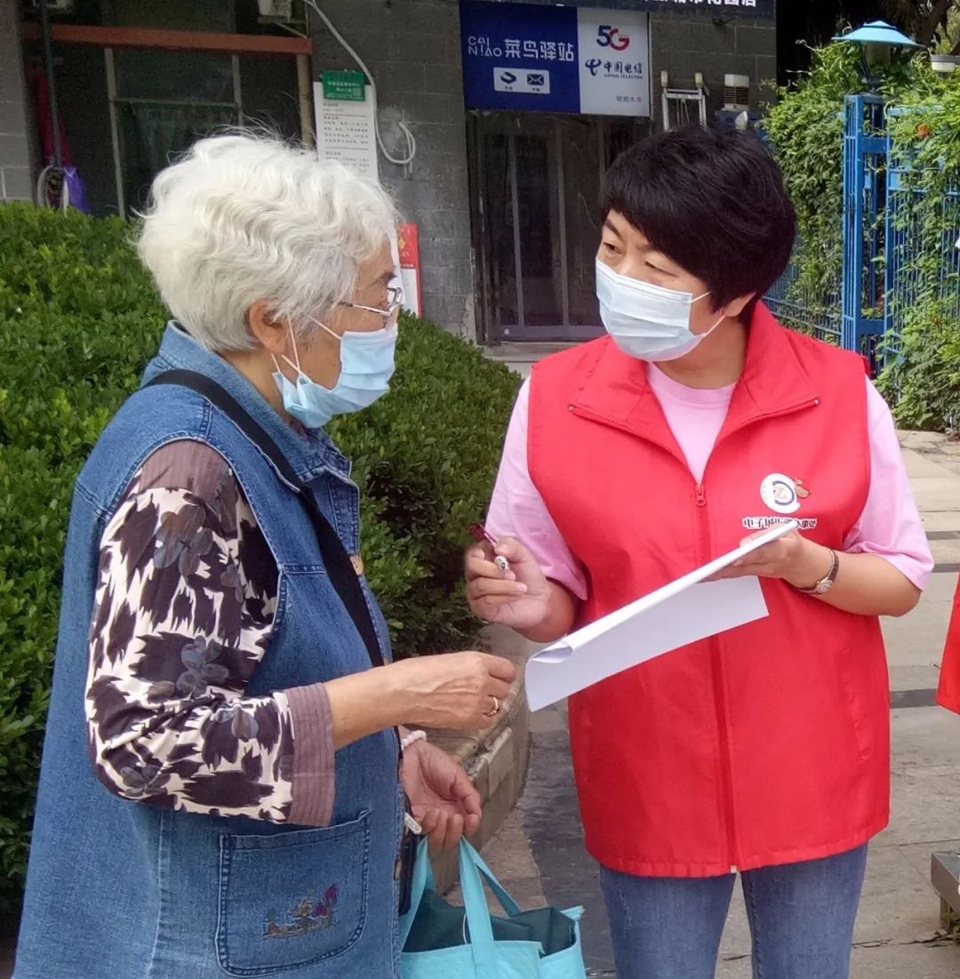 电子城街道紫薇社区*党**支部书记李霞：给老旧小区“换新装”让居民幸福“笑开颜”