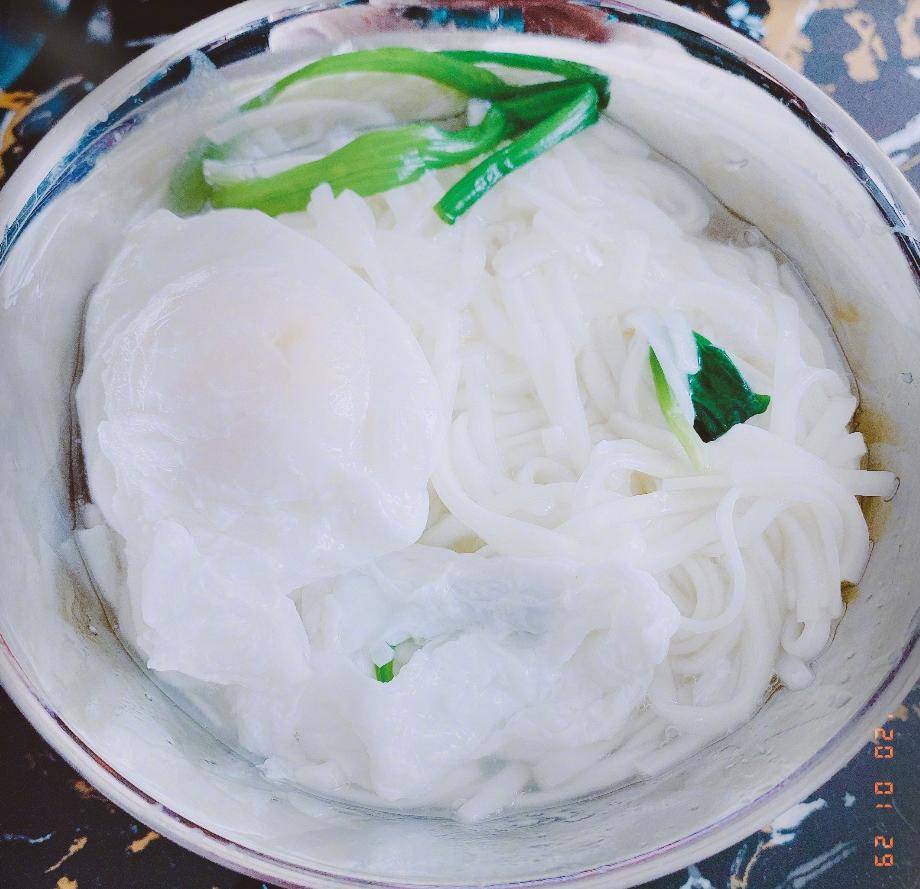 何炅蛋糕,鹿晗油条,宋茜面条,明星们宅家美食大赏?