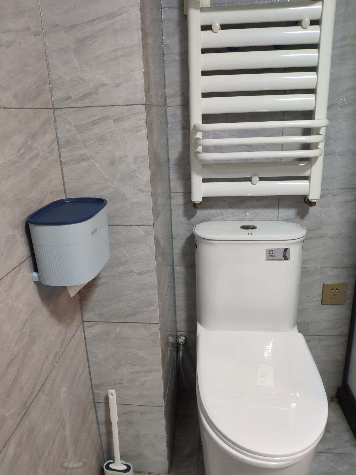 同样是小卫生间，看看人家的马桶边布置，干净利落、清清爽爽