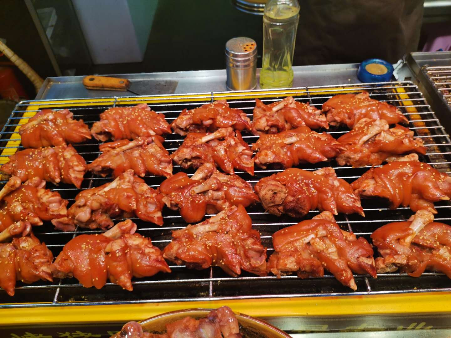 摆地摊卖烤猪蹄吸引人的方法,摆地摊卖烤猪脚怎么做