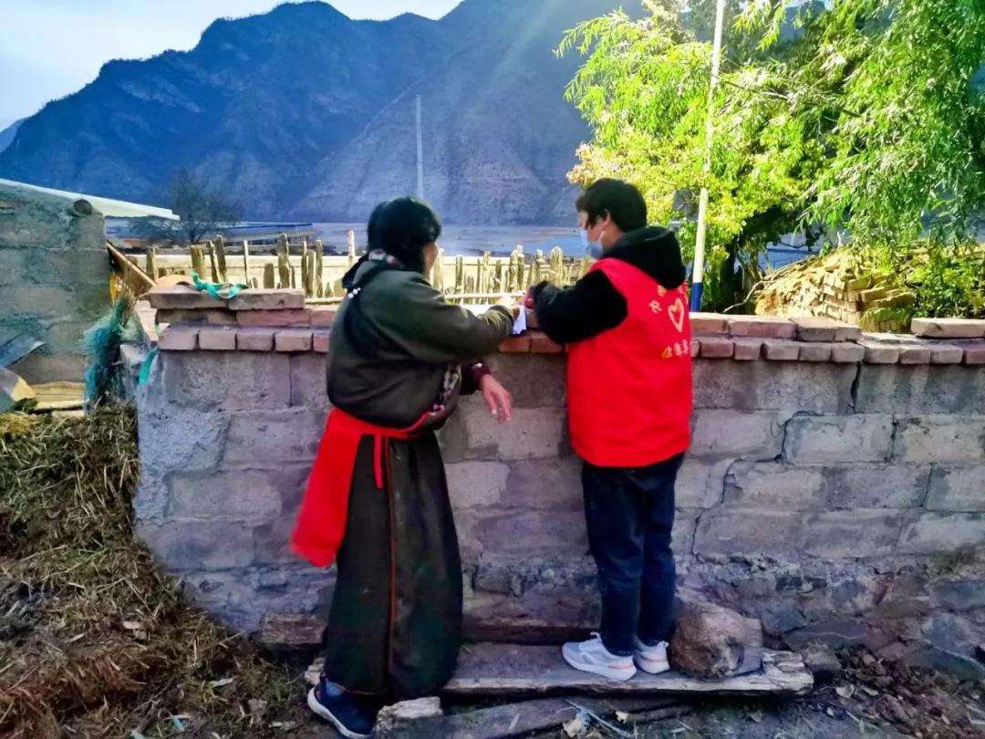 【疫情防控临潭在行动】术布乡：“小红帽”显青年担当“红马甲”聚青春力量