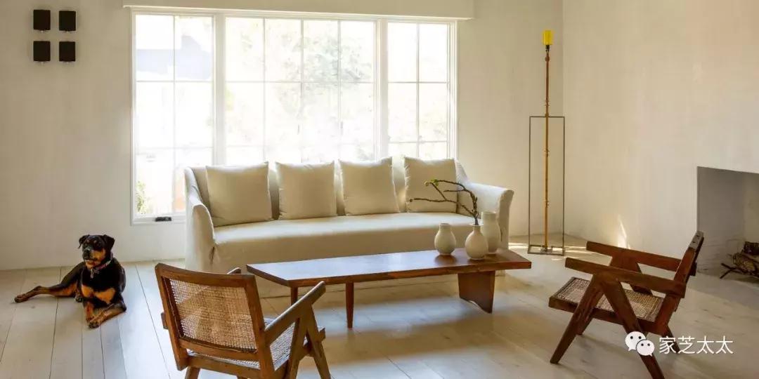 我和有钱人之间，就差一张白沙发了