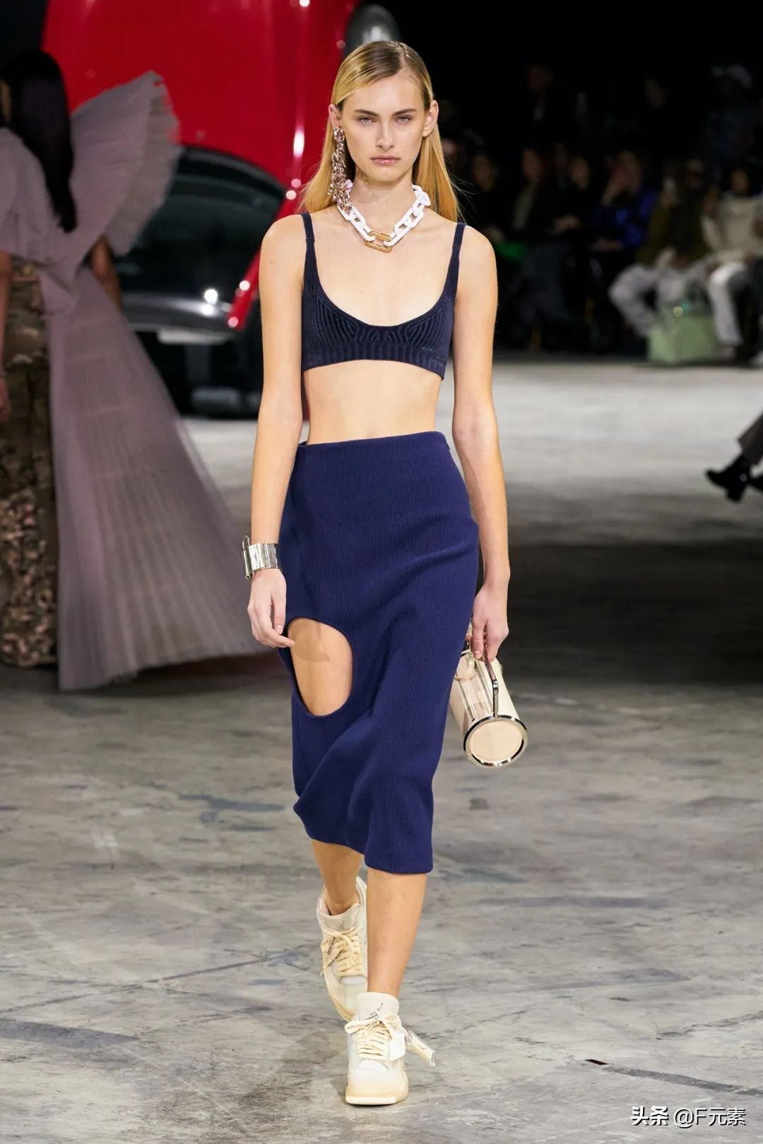 Off-White牵手“始祖鸟”,Hadid姐妹助阵,这场秀需要看一看