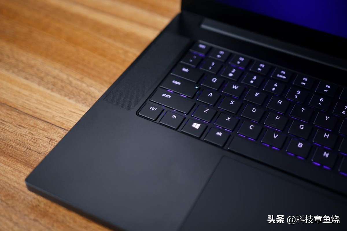 雷蛇razer灵刃15标准版2018,雷蛇灵刃15与macbookair
