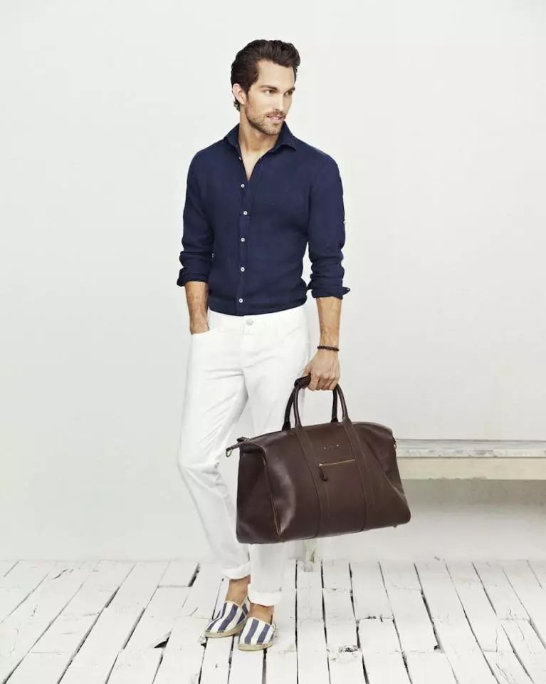 米白色裤子搭配什么颜色上衣,白色裤子怎么穿得干净