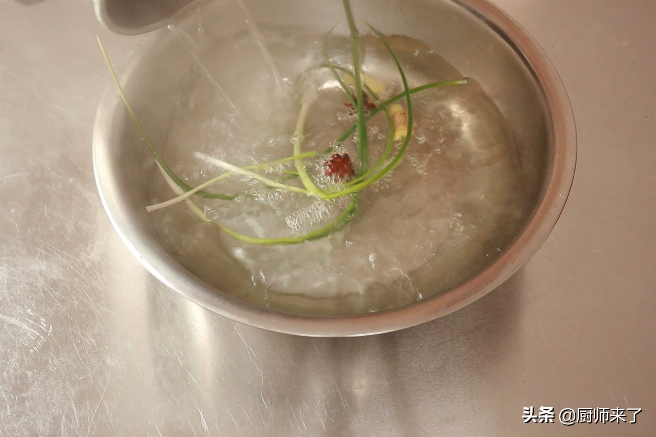 花椒盐水鸭怎么做好吃视频教学,花椒盐水鸭的正宗做法