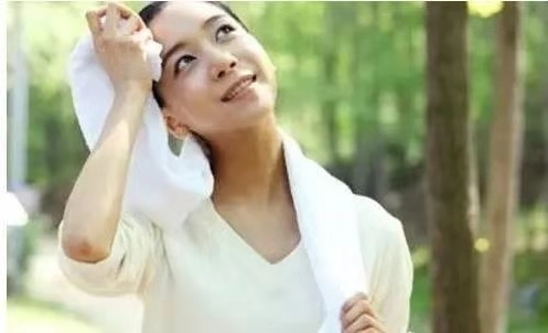 夏天爱出汗体质的人如何防止出汗,夏天不怎么出汗怎么调理