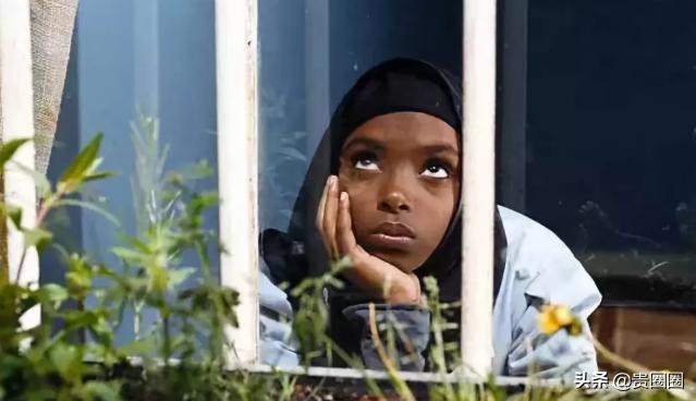 非洲黑人超模,曾被性侵、割礼、逼婚,却活出璀璨人生