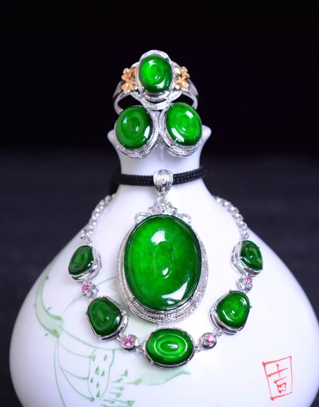 翡翠镶嵌925好还是18k金好呢,翡翠镶嵌925银好还是18k金好