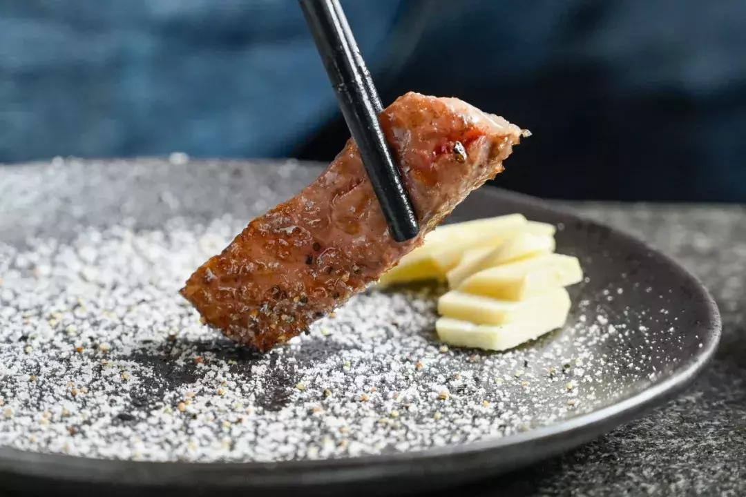 这家烤肉巨头新店开业就“爆店”！现在还能免费吃肉，这也太棒了