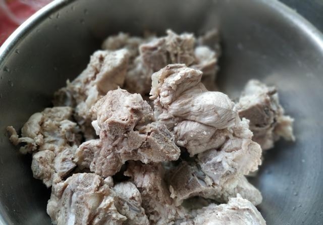 肉类吃着有腥味?分享5种处理方法,学会一种,吃着不腥还贼香