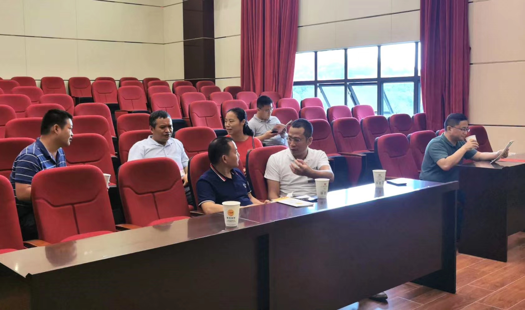 副区长调研扶贫工作,鲁志军到县扶贫办调研指导工作