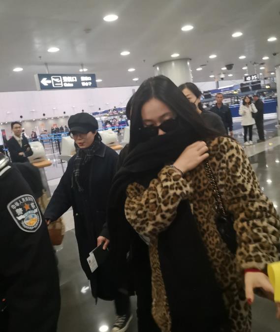 郑秀晶呢子大衣机场穿搭,郑秀晶豹纹