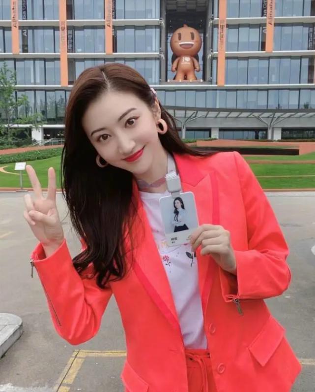 景甜机场私服照满屏都是高级感,人间富贵花景甜白衣