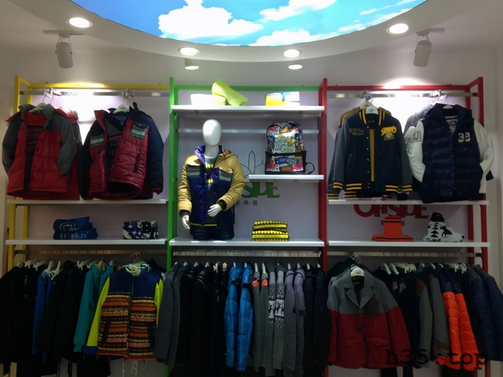 最新童装店双门头装修效果图,童装店怎么装修才有顾客