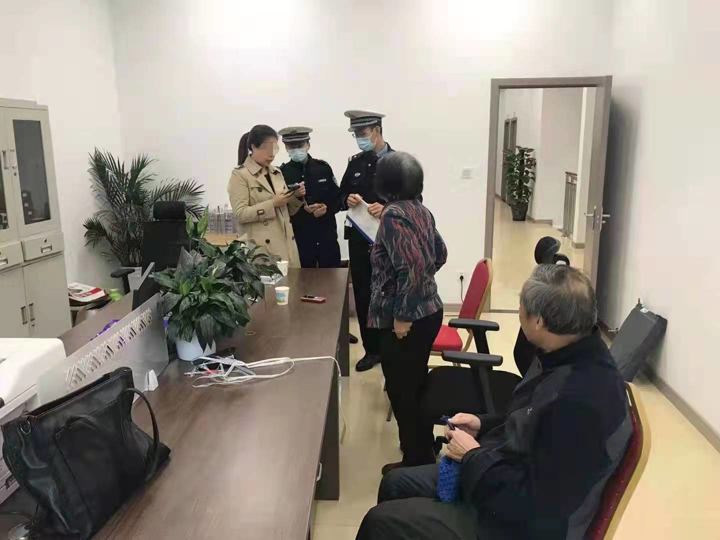 线下团购店一年前的单子到底送没送货？民警多方调查助双方和解