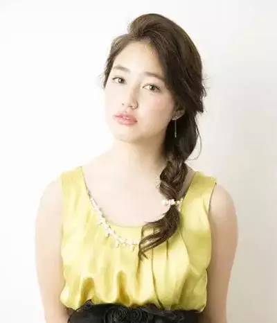 今年流行的侧编发,减龄全编发型