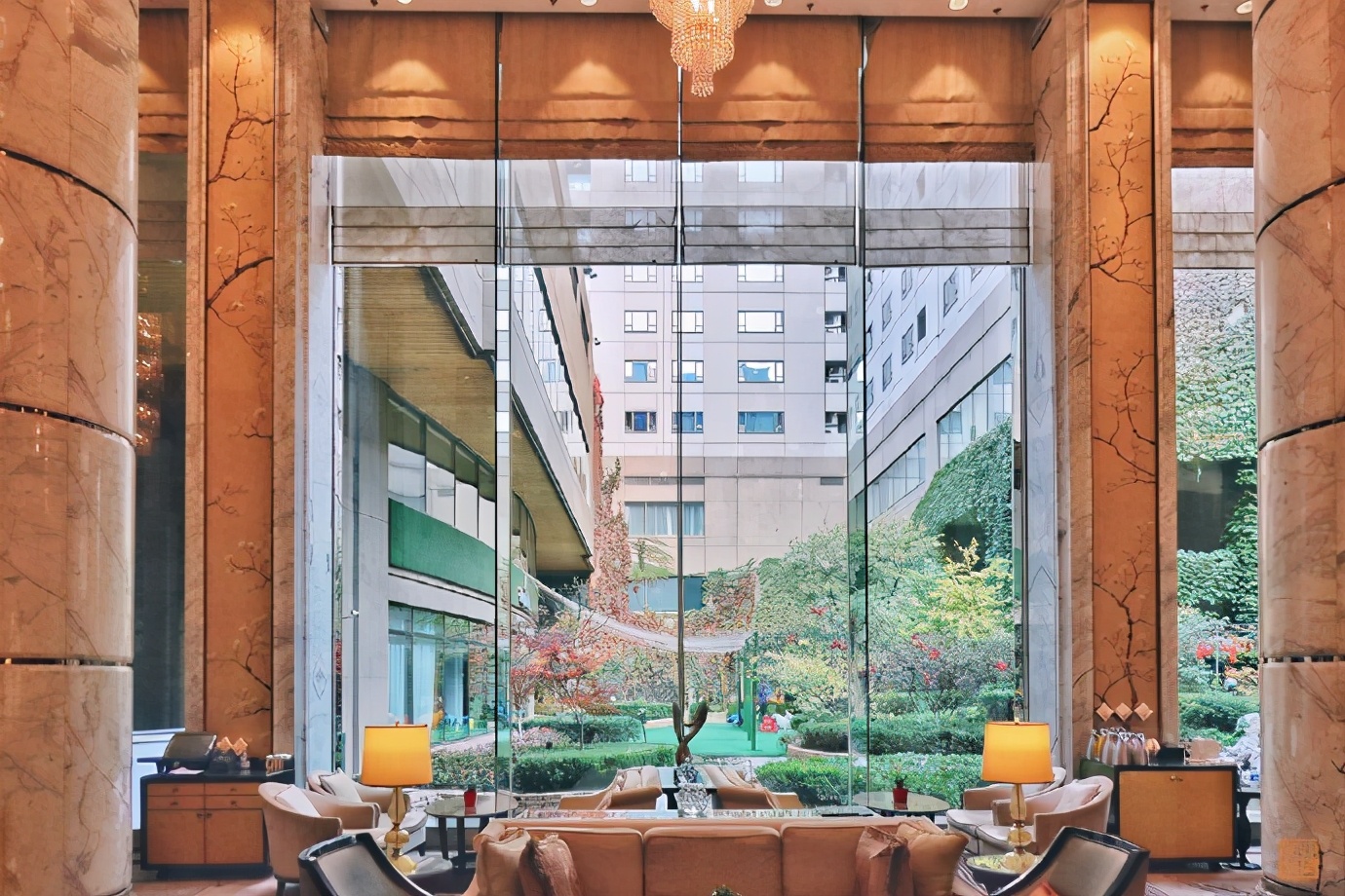 不能飞去巴黎伦敦,不如到大连喂鸽子,赏海景吃海鲜