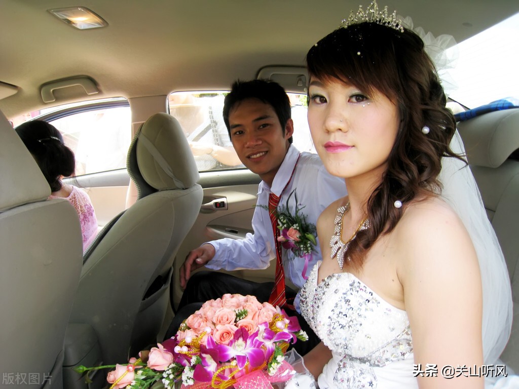 俗语“小孩吃了猪尾巴”的下一句是什么？你还记得哪些类似说法？