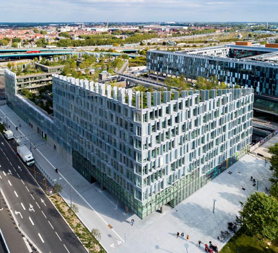 被绿植包围的大楼,被绿植围绕的空间