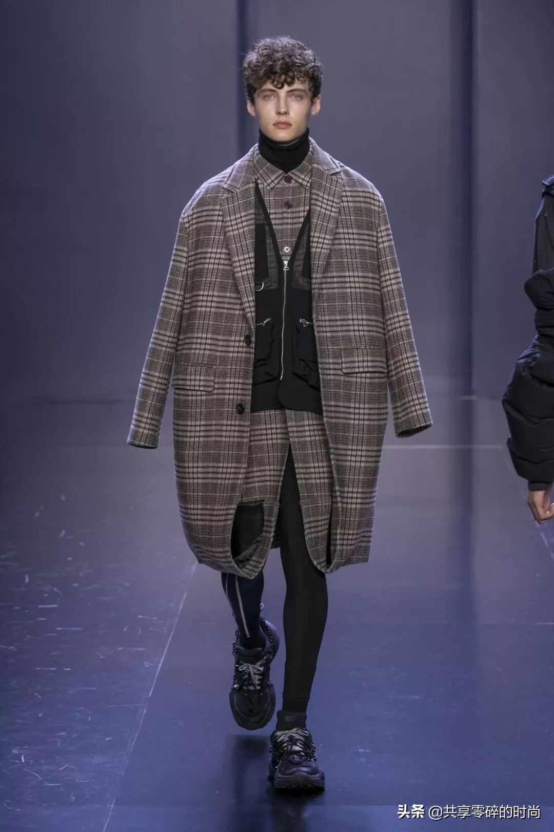 太平鸟女装新年穿搭,2022春夏巴黎时装周互动云秀场