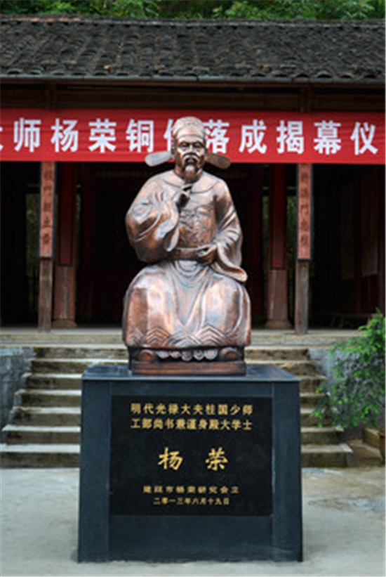 杨士奇为什么竭力解救杨荣,杨士奇和杨荣谁善谋略