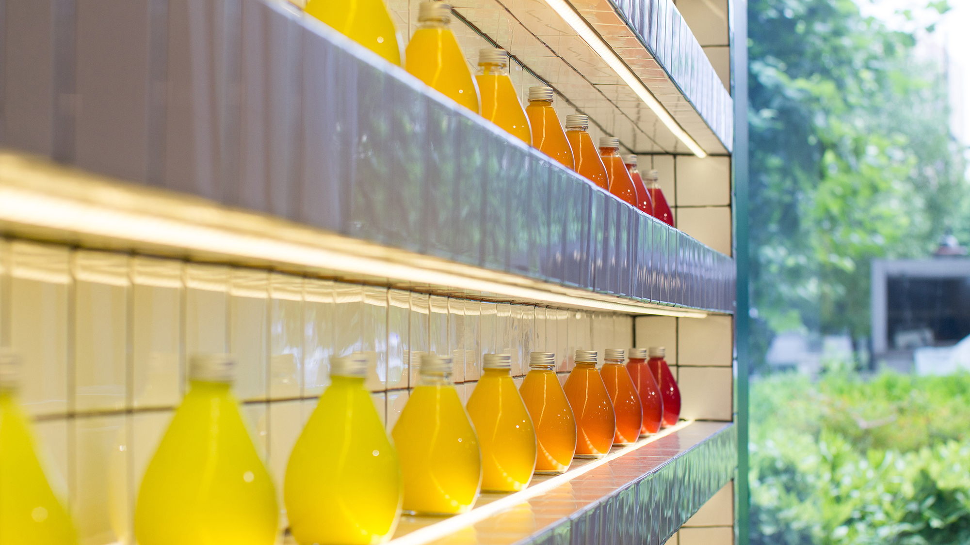 我们在办公大楼里建造了一座通透新鲜的果汁氧吧