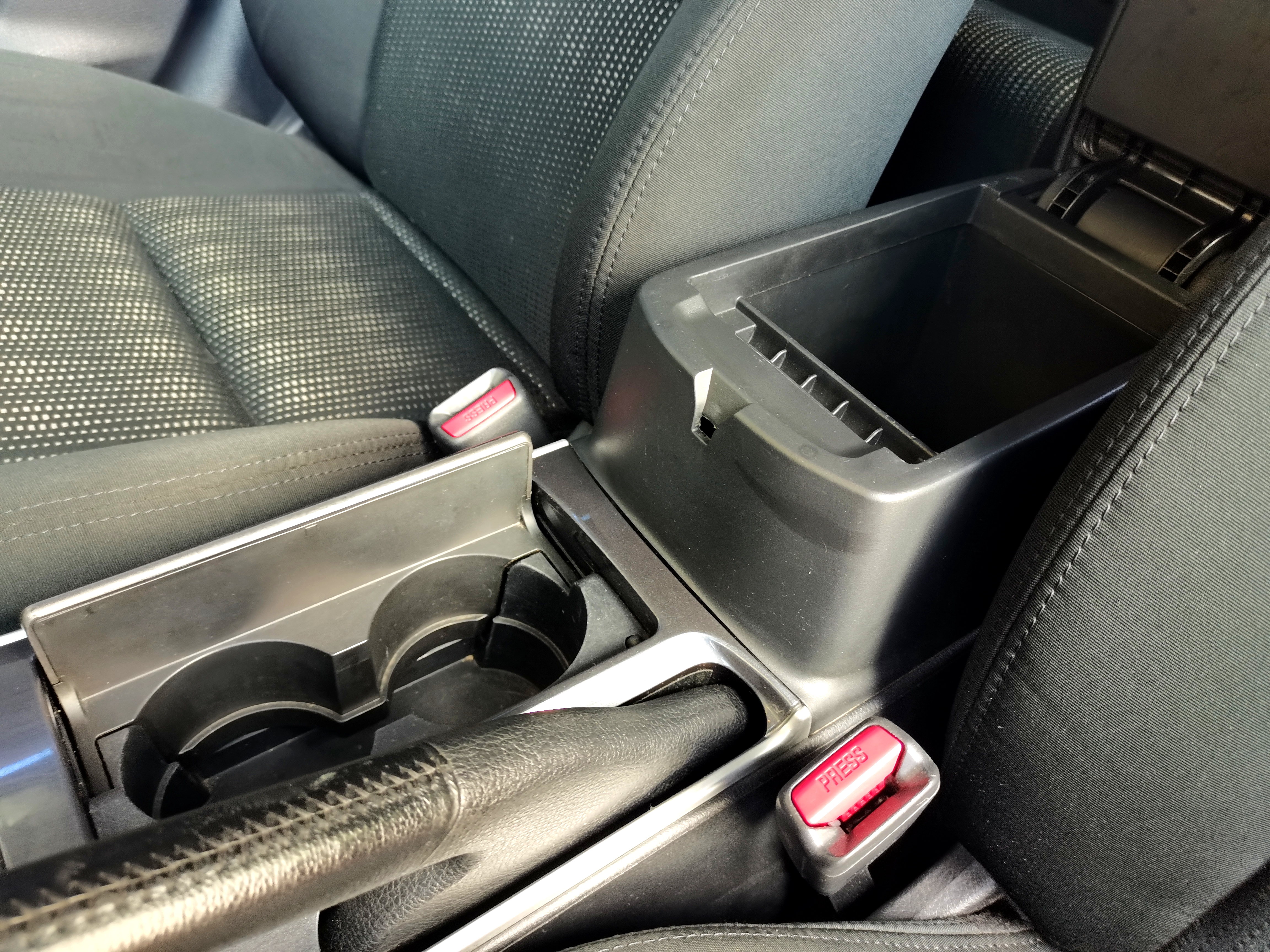 亮黑马自达6,亮灰马自达六