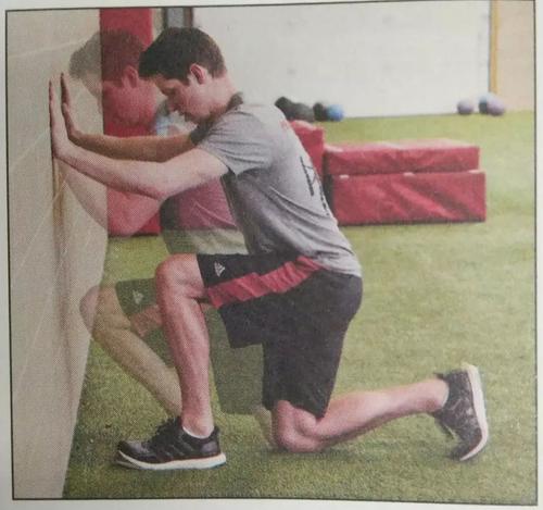 髋关节灵活度差深蹲蹲不下去,髋关节导致蹲不下去