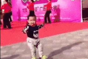 三岁小孩跳广场舞还拿了一把扇子,小孩跳广场舞3岁好不好