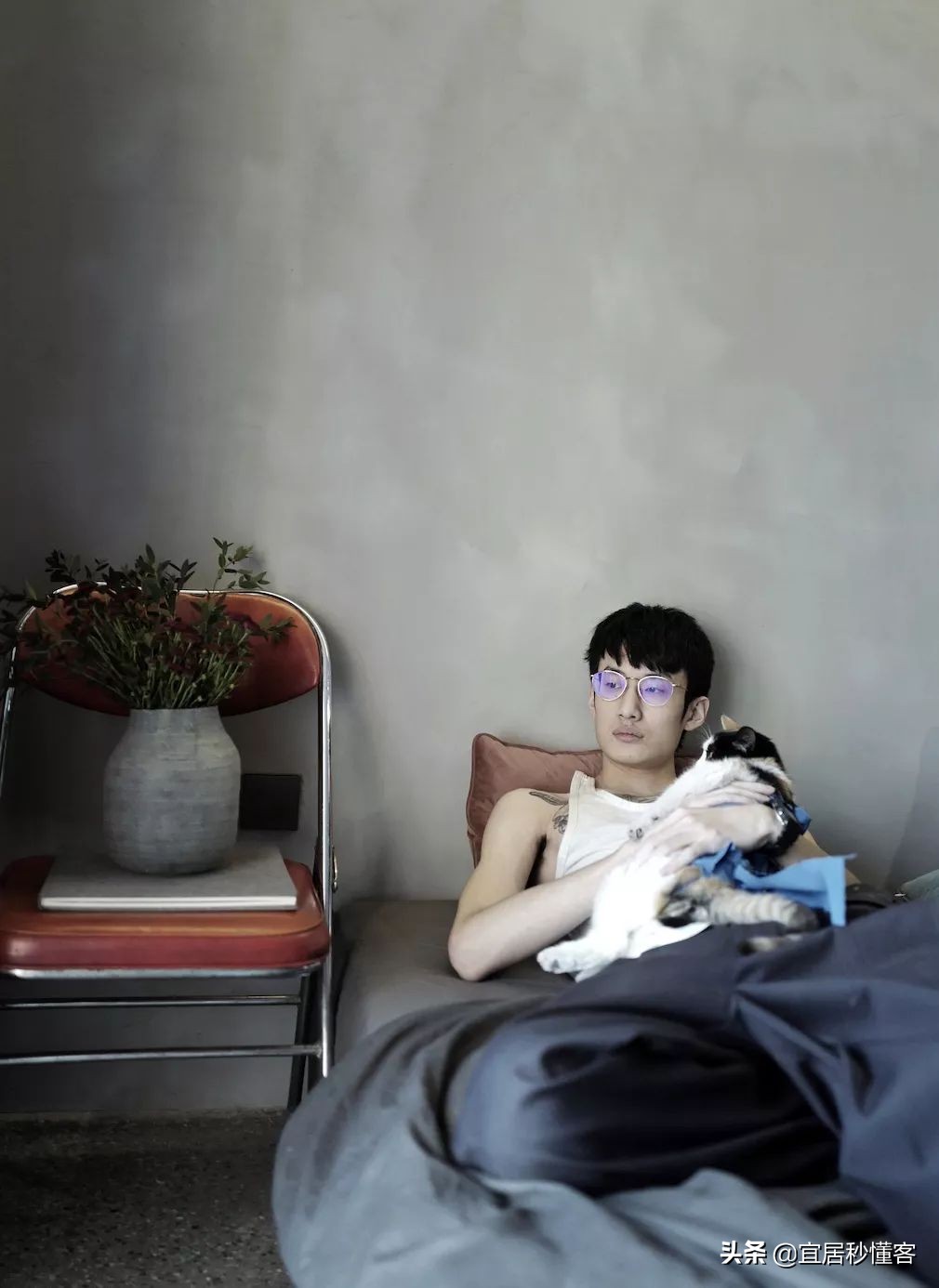 98年纹身师一人宅，酷炫工业风，家里一半面积是客厅