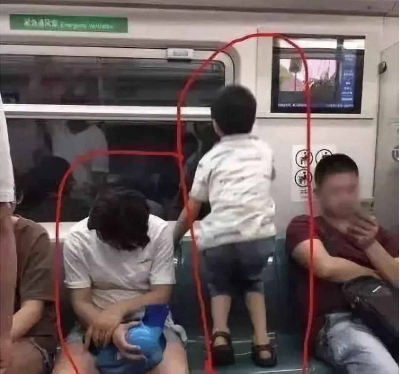 男孩脚踢幼童后续处理,小孩脚踢别人被摔事件