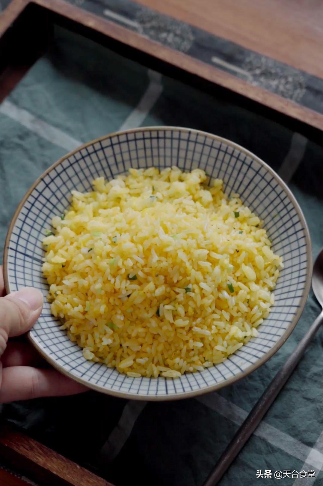 一个简单的蛋炒饭也能色香味俱全,一碗蛋炒饭加大片肉