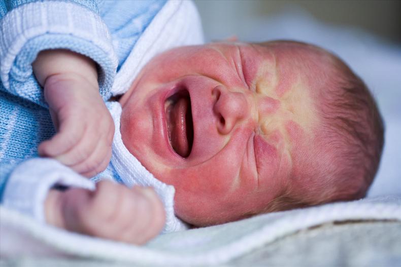 宝宝不睡老吐奶怎么回事,三个月吐奶哭闹不睡咋办