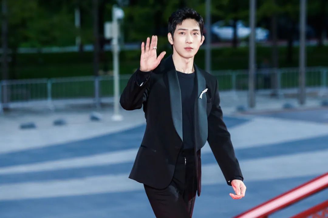 陈坤和巩俐走红毯颁奖,巩俐戛纳红毯惊艳全球