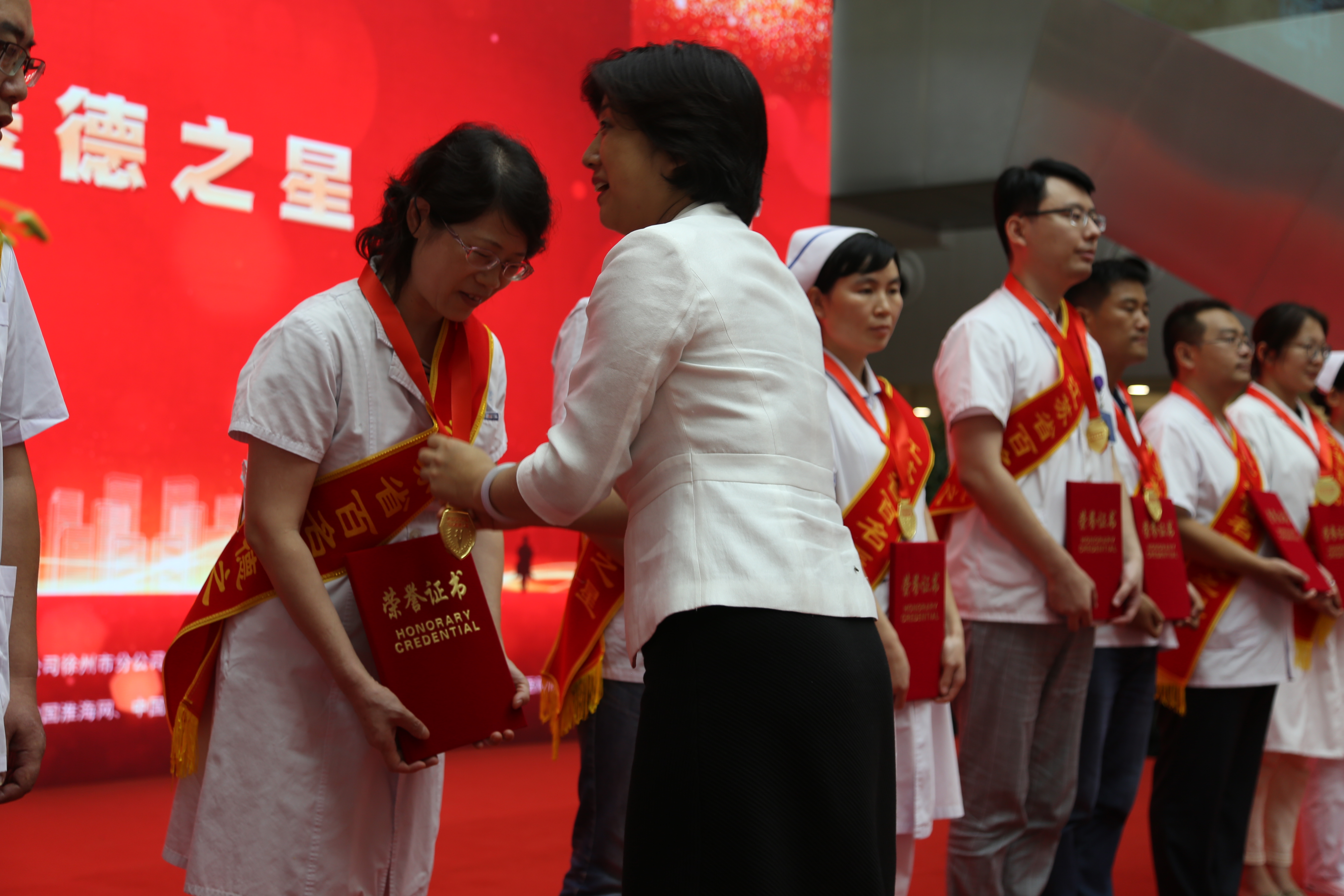 孕21周就早早“破水”女子保胎三个月后生下健康男婴