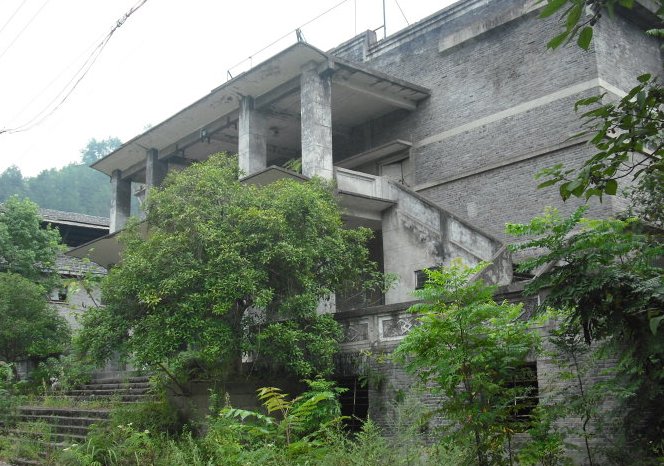 重庆大山里的荒废大楼,重庆废弃建筑群