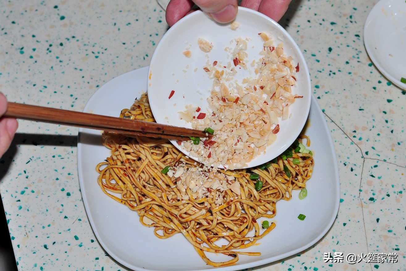 火哥川菜视频香辣型辣椒油,四川小吃宜宾燃面一根面