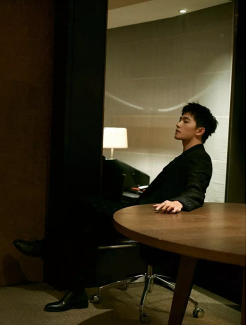 杨洋的胸肌有多重要,杨洋腹肌和胸肌