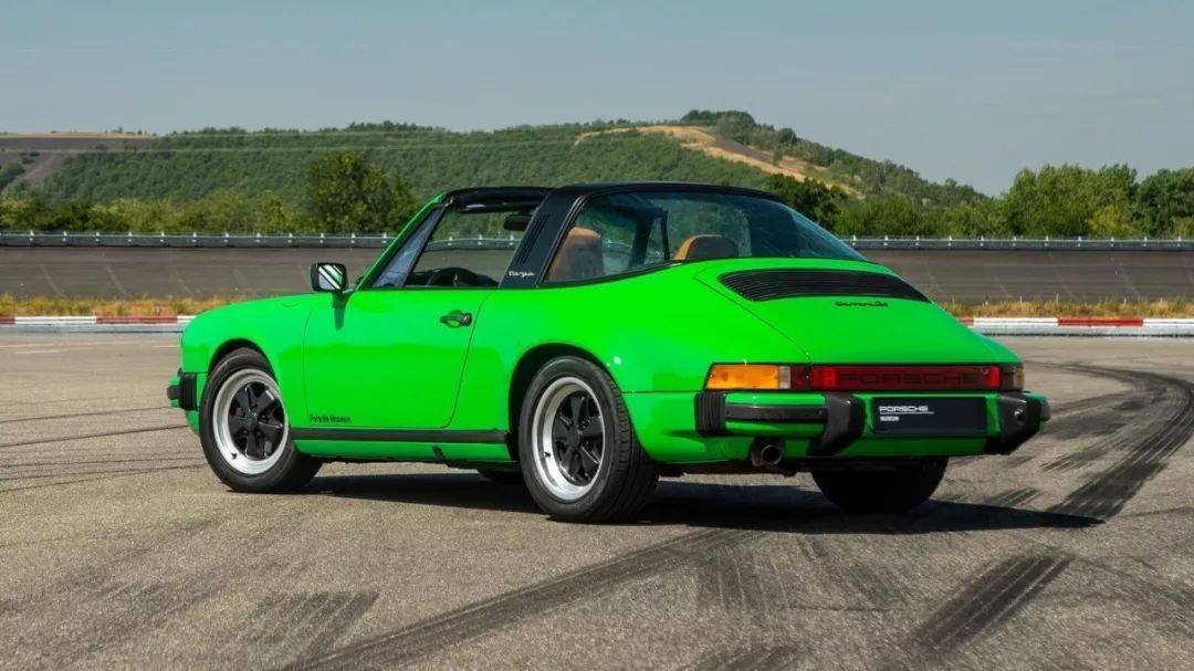 用保时捷911来存粮食，在瑞士连松鼠的生活品质都那么高